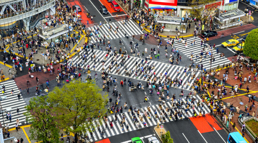 渋谷駅前のスクランブル交差点を高い位置から撮影した写真